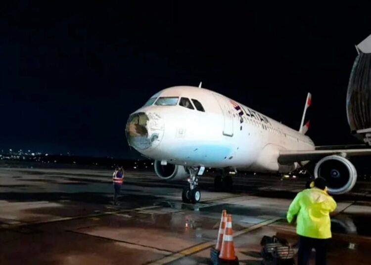 Un avión que viajaba entre Chile y Paraguay aterriza de emergencia tras resultar dañado durante tormenta