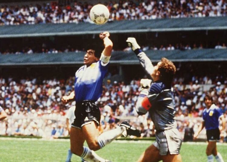 Subastarán la pelota con la que Diego Maradona convirtió los dos goles ante Inglaterra en el Mundial 86