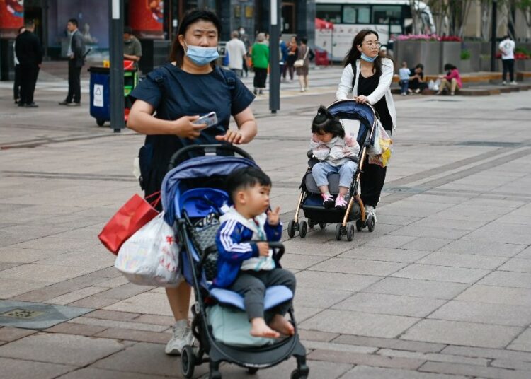 China aplicará medidas para aumentar la tasa de natalidad, según medios