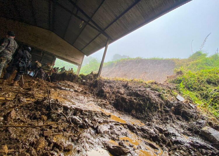 Ernesto Castro se solidariza con familias de cinco soldados que murieron atendiendo emergencias por lluvias