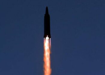 Corea del Norte lanzó otro misil balístico y aviones de combate volaron cerca de la frontera de Corea del Sur