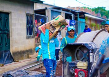 Legisladores inspeccionan plan de bacheo y llevan ayuda a los habitantes de Ahuachapán