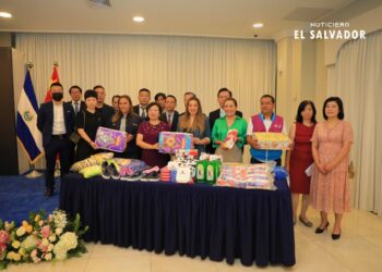 China realiza donación de productos de primera necesidad para afectados por tormenta Julia