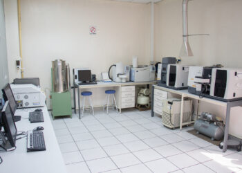 Dirección de Aduanas entrega donativo de equipos de laboratorio a Universidad de El Salvador