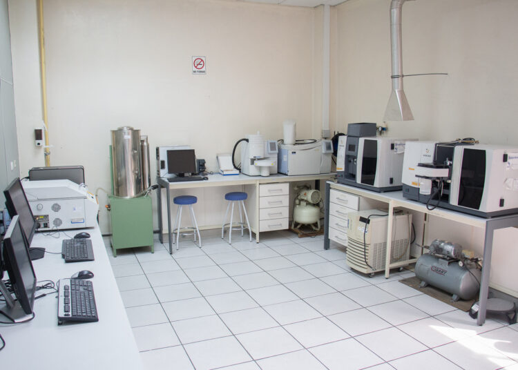 Dirección de Aduanas entrega donativo de equipos de laboratorio a Universidad de El Salvador