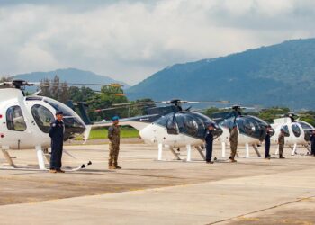 Ministro de Defensa recibe cuatro helicópteros y un camión de bomberos donados por Estados Unidos