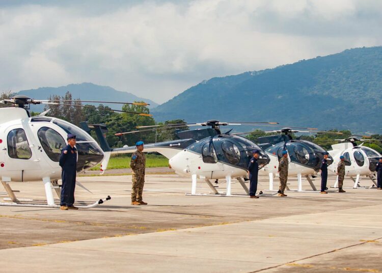 Ministro de Defensa recibe cuatro helicópteros y un camión de bomberos donados por Estados Unidos