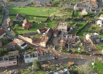 (VIDEOS) Un tornado azota el norte de Francia