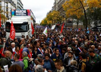 Sindicatos franceses van a la huelga en todo en el país y exigen una salario mínimo de dos mil euros