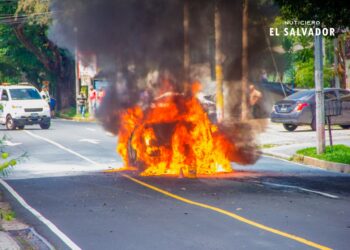Se reporta incendio en automóvil sobre calle El Mirador y 87 avenida Sur