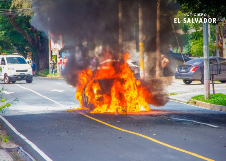 Se reporta incendio en automóvil sobre calle El Mirador y 87 avenida Sur