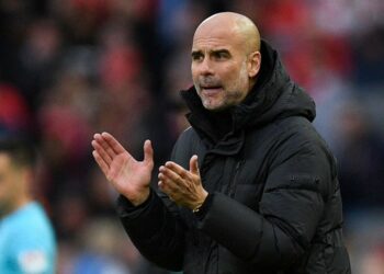 Un grupo de fanáticos intentó agredir con monedas a Pep Guardiola durante el partido frente al Liverpool