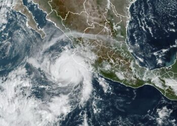 Huracán Roslyn alcanza categoría 4 rumbo a costa mexicana