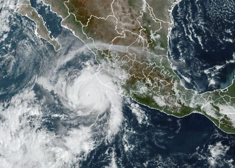 Huracán Roslyn alcanza categoría 4 rumbo a costa mexicana