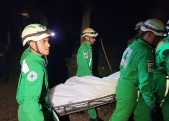 Rescatistas de Cruz Verde recuperan los cadáveres de dos hombres en San Juan Opico