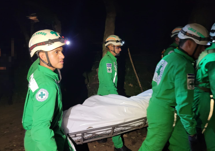 Rescatistas de Cruz Verde recuperan los cadáveres de dos hombres en San Juan Opico