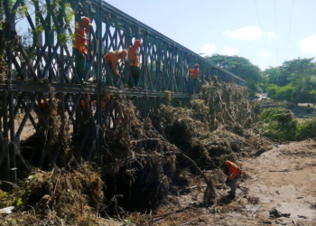 El MOP inicia labores para instalar paso provisional sobre el río Titihuapa, en Dolores, Cabañas