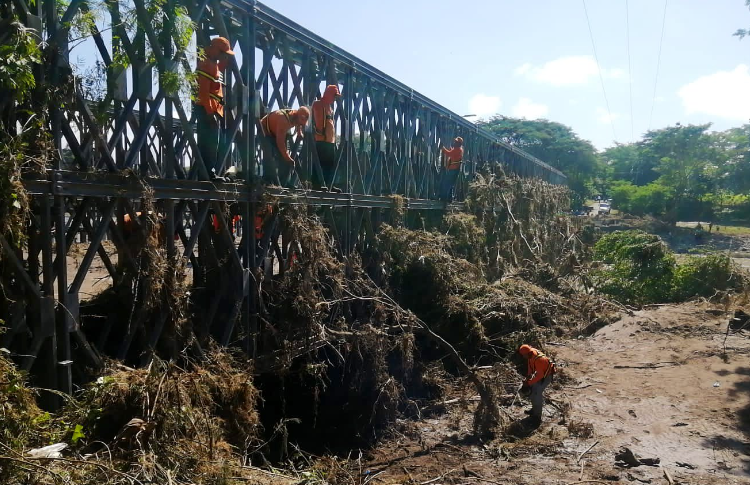 El MOP inicia labores para instalar paso provisional sobre el río Titihuapa, en Dolores, Cabañas
