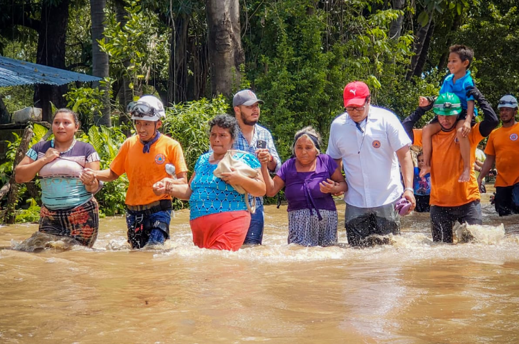 Decenas de familias fueron rescatadas de la inundación del río Grande de San Miguel en caseríos de Puerto Parada, Usulután