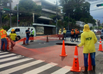 Paso vehicular restringido en la esquina de la 79a. Avenida y Paseo General Escalón por una cárcava