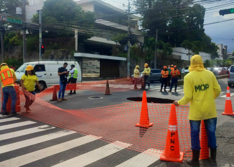 Paso vehicular restringido en la esquina de la 79a. Avenida y Paseo General Escalón por una cárcava