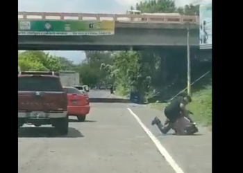VIDEO | Policía captura a borracho que embistió a dos motociclistas con su auto