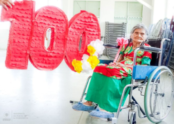 Celebran 100 años de vida a una anciana en el albergue de Jiquilisco, Usulután
