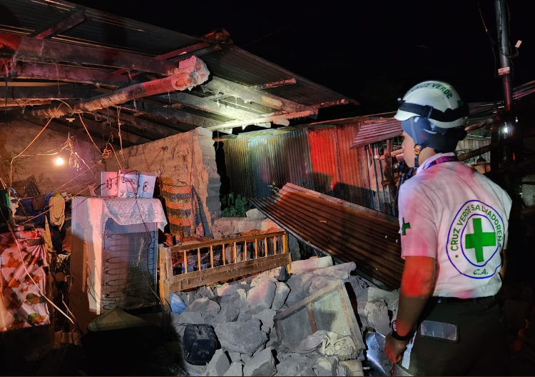 Cuatro personas resultaron golpeadas por colapso de pared de vivienda en Aguilares