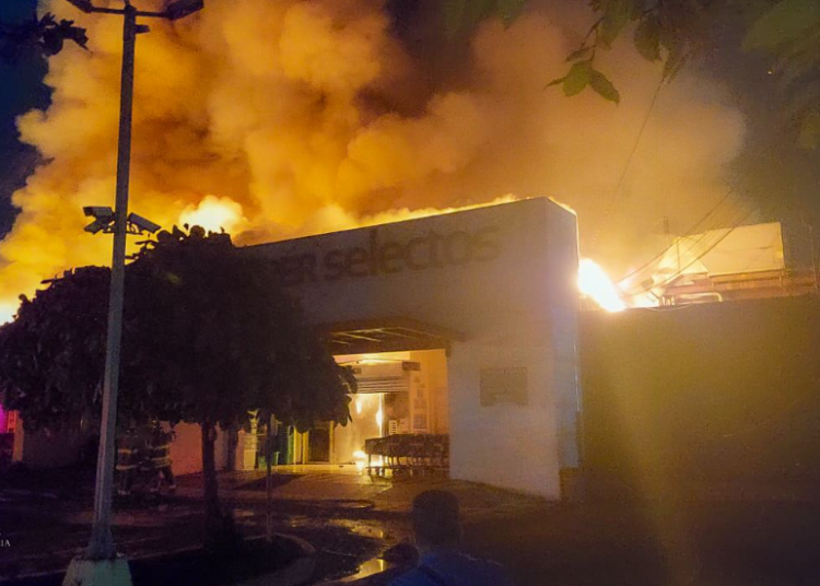 Fuerte incendio consume sala de ventas de Súper Selectos, cuatro equipos de bomberos controlaron el fuego