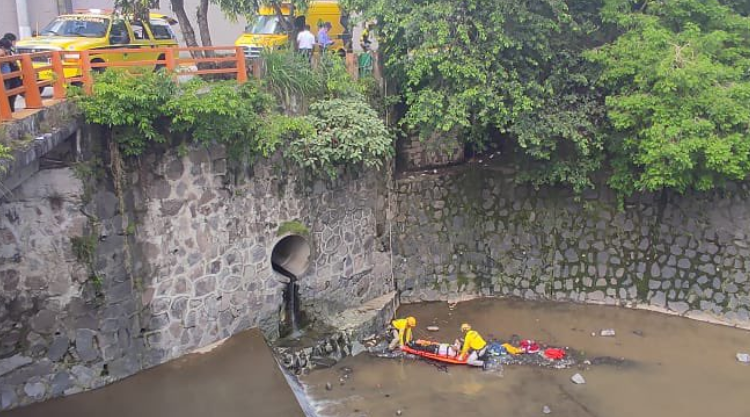 Comandos de Salvamento rescatan a persona que cayó al vacío en quebrada El Piro