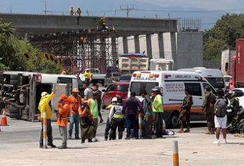 Dos personas lesionadas al volcar coaster en desvío hacia San Juan Opico