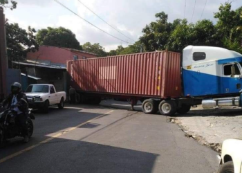 Cerrado el paso en el Km. 4 de la carretera hacia Los Planes de Renderos por rastra averiada