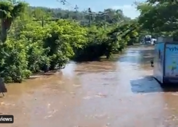 Se desborda el río Grande de San Miguel: MOP y PNC restringen paso en La Canoa, carretera del Litoral