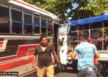 VIDEO/ Conductores de bus y pick up se van a los golpes en pleno centro de San Salvador