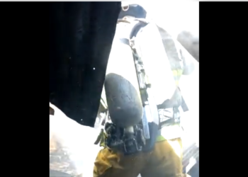 Bomberos trabajan para apagar incendio en vivienda de La Cima