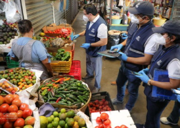 Defensoría del Consumidor verifica precios de productos en el Mercado Central de San Salvador