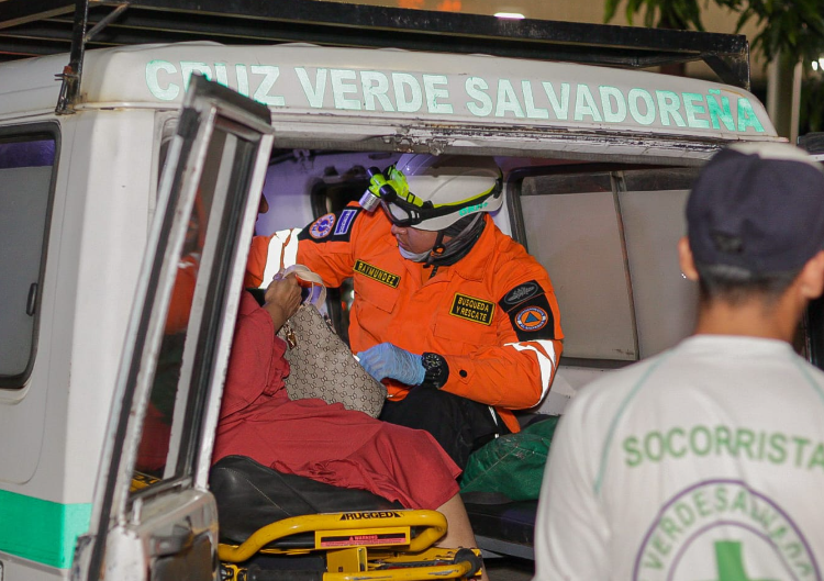 Cinco personas lesionadas por choque de vehículos en el barrio San Jacinto