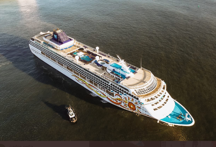 Crucero con 2,400 turistas es recibido en Acajutla