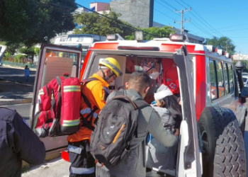 Una joven resulta lesionada en choque de motocicleta con un auto en el Bulevar del Ejército