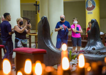 Turistas del crucero Cruise Norwegian Sun visitan la cripta de San Romero de América