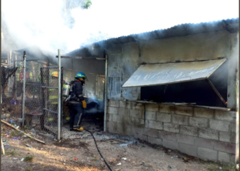 Bomberos sofocan incendio en cohetería entre Cojutepeque y San Ramón