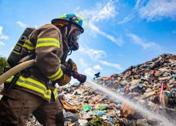 Bomberos y ejército trabajan en incendio desatado en botadero a cielo abierto en San Miguel