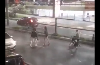 (VIDEO) «¡Mirá, lo mató… lo mató!» Captan momento en que joven recibe una golpiza por varios sujetos en la Zona Rosa