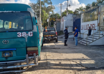 Policía ubica a conductor de coaster 38-C denunciado por redes sociales y le pone cuatro multas