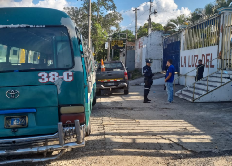 Policía ubica a conductor de coaster 38-C denunciado por redes sociales y le pone cuatro multas