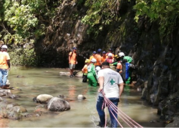 Socorristas de Cruz Verde recuperan cadáver de un hombre que cayó a un abismo en La Libertad