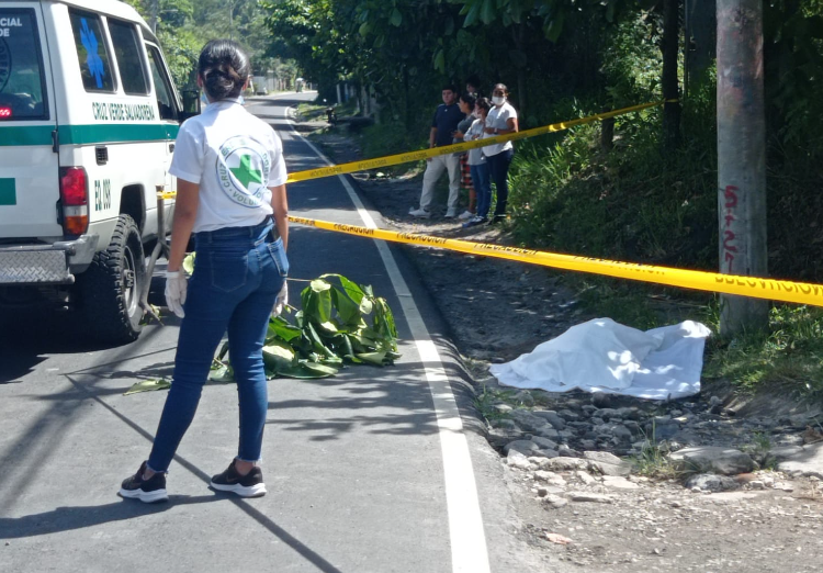 Señora fallecida y dos menores lesionados frente a centro escolar en calle a Mariona reporta Cruz Verde