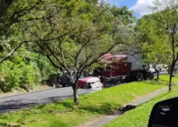 Reportan accidente de rastra sobre la Carretera de Oro en el rumbo hacia San Salvador