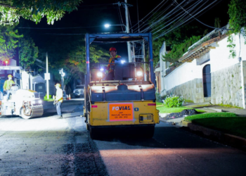 El MOP trabaja de noche y de madrugada en reparación de calles capitalinas