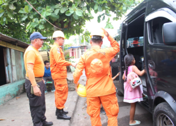 Protección Civil realiza evacuación preventiva de familias en Acajutla